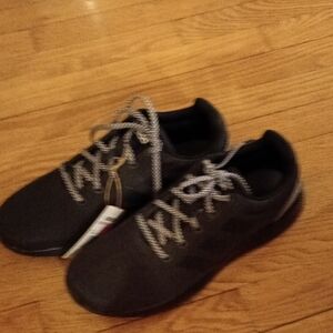 Men's Black Athletic Sneakers with Reflective Laces